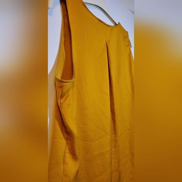 Small Banana Republic Mustard V-neck Sleeveless Top Pleats Loose Fit - Picture 4 of 6